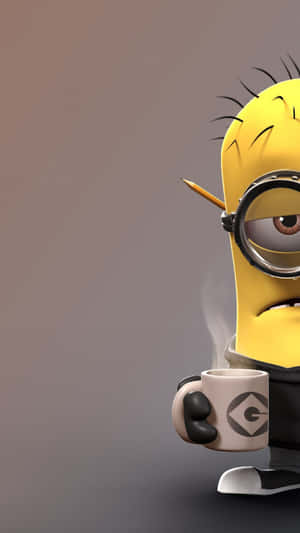 一個黃色Minion頭上插著鉛筆，拿著一杯冒煙的咖啡杯。