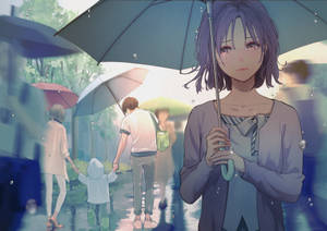 一個紫髮的動漫女孩在雨中撐著傘，身後有模糊的行人。