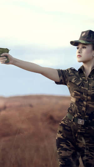 身穿軍服的女子在野外瞄準手槍 — 軍事動圖 壁紙