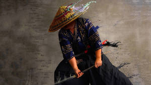 武士手持劍，灰色背景上有色彩繽紛的顏料飛濺。