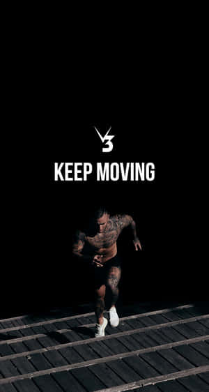 有紋身的男人在深色木樓梯上奔跑，帶有勵志文字 keep moving。 — 跑步 壁紙