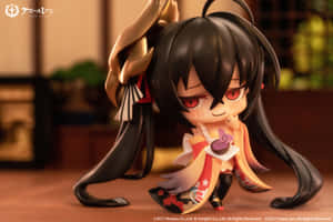 Chibi動漫公仔喺溫暖嘅室內環境中拎住一個杯。
