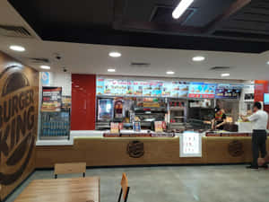 漢堡王餐廳內部，顧客點餐，員工準備食物。