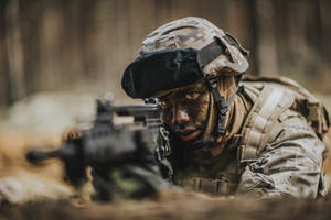 身穿迷彩裝備的士兵在森林中瞄準步槍