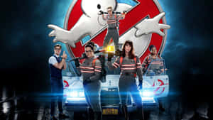 捉鬼敢死隊穿著制服，晚上站在他們的 Ecto-1 汽車旁。 — 幽靈 壁紙