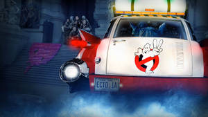 Ghostbusters Ecto 1A 汽車，團隊在後面，停在夜間霧氣瀰漫的台階上。