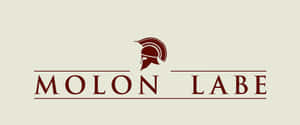 斯巴達頭盔標誌，米色背景上帶有栗色Molon Labe文字。