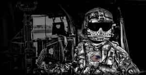 身穿戰術裝備、戴著骷髏面具的士兵在直升機內手持機槍。
