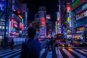 夜晚的東京街道，霓虹燈和行人穿過繁忙的十字路口。