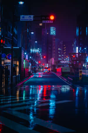 霓虹燈光在潮濕的路面上反射，展現雨夜日本城市街道的景象。