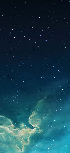 帶有發光青綠色和藍色星雲雲團的星空夜景。