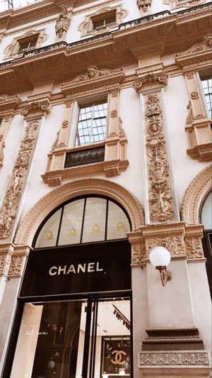 Chanel 精品店位於裝飾華麗的米色建築內，雕刻精細。