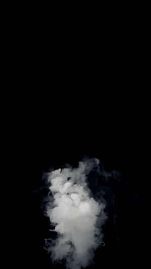 黑背景上的白煙雲