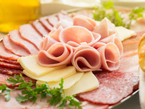 美食熟食拼盤配火腿玫瑰、芝士和歐芹