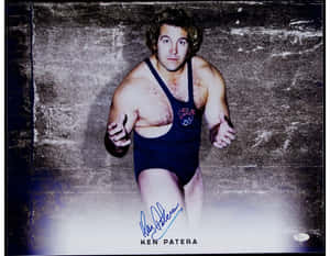 Ken Patera 身穿藍色美國摔角緊身衣，下方有簽名和名字。