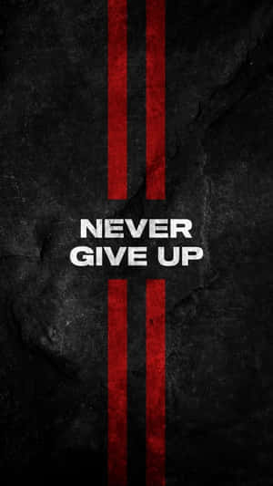 勵志名言 never give up 以白色文字顯示在黑色背景上的紅色條紋之間。 — 紅色 壁紙