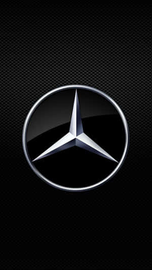 黑色碳纖維紋理上的閃亮 Mercedes-Benz 標誌。