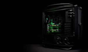 黑色電腦機箱，帶有綠色內部照明和 GeForce GTX 顯示卡。