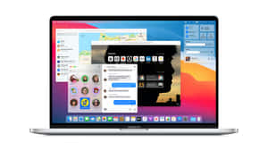 MacBook Pro顯示macOS桌面，帶有應用程式視窗和日落桌布。