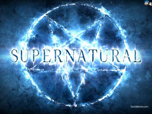發光藍色五角星與supernatural一詞在黑暗紋理背景中。