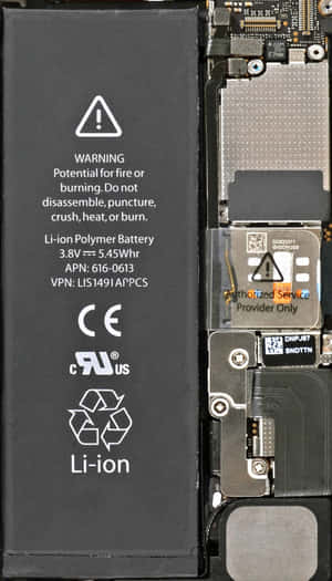 帶有安全警告標籤的 iPhone 電池和電路板。