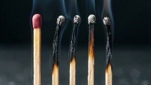 五根火柴，一根未點燃，其他燃燒並冒煙