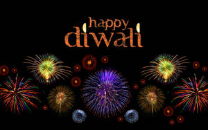 五顏六色的煙花在黑色天空中爆開，帶有「happy diwali」文字和蠟燭火焰。 — 煙火 壁紙