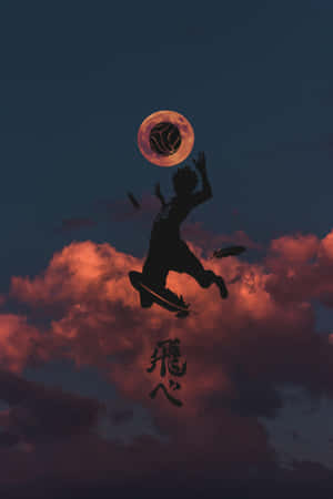 排球運動員剪影跳起擊球，背景是橙色月光照耀的天空和雲朵。