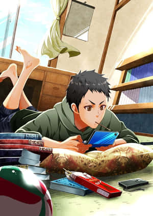 動漫男孩在窗邊的軟墊地上玩手提遊戲機。