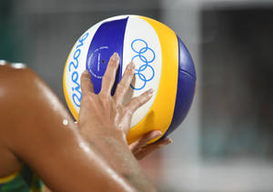 運動員在比賽中手持里約2016奧運排球