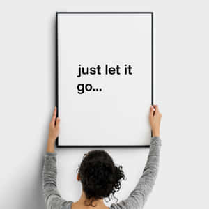 一個人掛起一幅裱框的勵志海報，上面寫著 just let it go。 — 火影忍者海報 壁紙