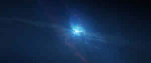 在深空中被星星包圍的發光藍色和紅色星雲。