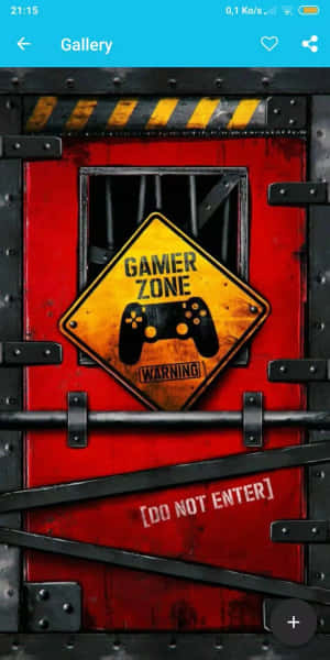 一扇帶鐵欄杆的紅色門，上面有帶控制器的「Gamer Zone」警告標誌。