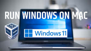 透過 VirtualBox 執行 Windows 11 的手提電腦，附有文字覆蓋。