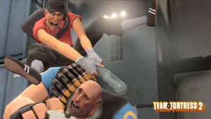 士兵喺 Team Fortress 2 戰鬥場景中跳上 heavy。