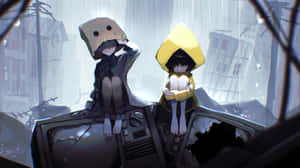 兩個動畫小孩穿著雨衣坐在一部破爛電視機上，身處下雨時被摧毀的城市景觀中。