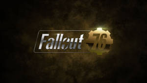 Fallout 76 遊戲標誌，帶有金屬文字和齒輪徽章，位於紋理深色背景上。