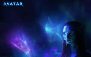 在太空中帶有發光星雲和星星的納美女性