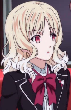 金髮動漫女孩穿著校服，帶有紅色蝴蝶結和紅色眼睛。