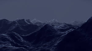 暮色天空下，黑暗山脈與雪峰。