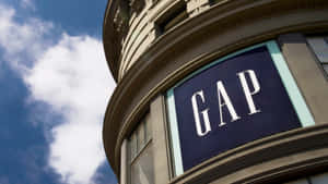 GAP商店招牌在弧形建築上，藍天白雲下