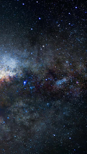 銀河系在夜空中閃耀著發光的星雲和無數的星星。