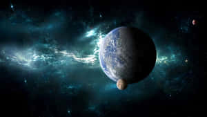 地球和月球在發光的藍綠色星雲中運行，遠處有星星。