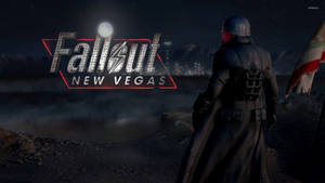 一個穿著盔甲的角色站在黑暗廢土中的 Fallout New Vegas 標誌前。