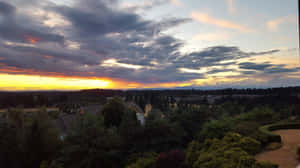 夕陽下的郊區社區，天空呈現橙色和紫色