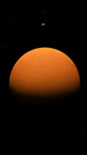 一顆橙色行星，有裂紋，在佈滿星辰的虛空中有一顆小衛星。