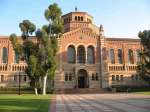宏偉的大學建築，拱形窗戶和圓頂，被樹木和廣場環繞。