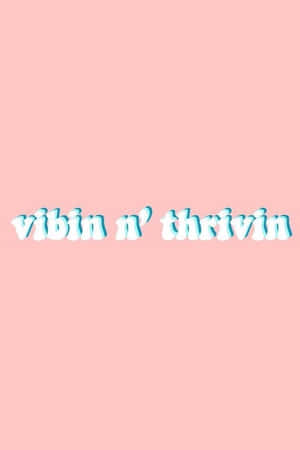 粉紅色背景，帶有氣泡感的藍色和白色文字，寫著 vibin n' thrivin