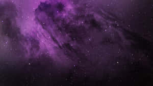 深空中的紫色宇宙星雲與星星