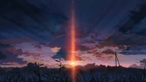 夕陽的光芒穿透雲層，照射在帶有電線的草地上。